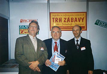 Na stnku TRH ZBAVY, zleva: P. Janouek, vydavatel TRH ZBAVY, E. Wiecha, vydavatel INTERPLAY (PL), W. Malinowski, poadatel vstavy SUREXPO