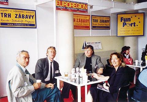 Zleva: Massimo Ranalli, vydavatel italsk�ho MONDO AUTOMATICO, Pavel Janou�ek, vydavatel TRHU Z�BAVY, Josef Z�lusk� (EUROREGION), Katia Martinez ze �pan�lsk� firmy R. FRANCO